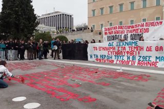 Με κόκκινη μπογια τα ονοματα των νεκρών των Τεμπών έξω από τη Βουλή